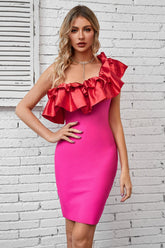 Robe moulante asymétrique à volants